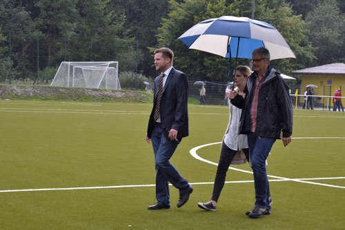 Auf dem Weg zur zeremoniellen Eröffnung: Christof Fries und die Familie Kind schreiten über den Platz Auf dem Weg zur zeremoniellen Eröffnung: Christof Fries und die Familie Kind schreiten über den Platz