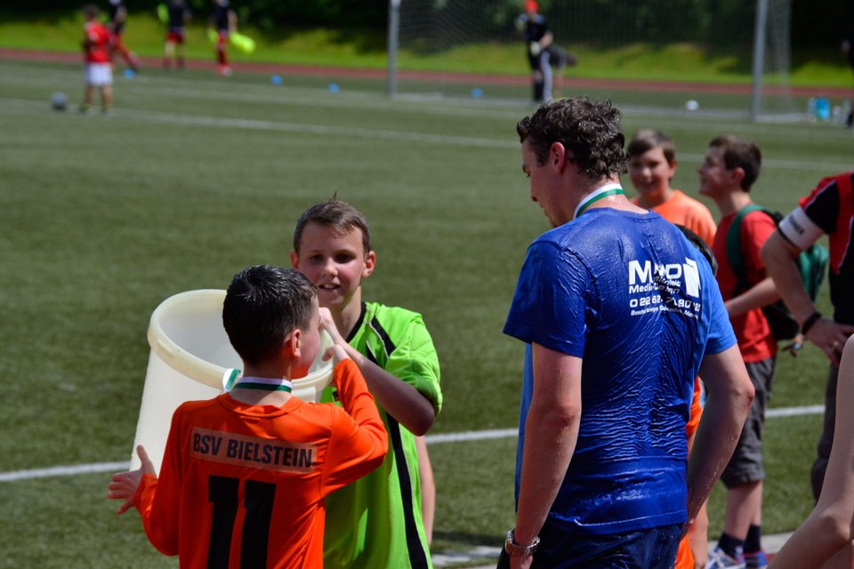 Konnten nach kurzer Trauer schon bald wieder lachen: Hansi und die Spieler Louis und Lukas Konnten nach kurzer Trauer schon bald wieder lachen: Hansi und die Spieler Louis und Lukas