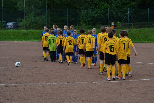 Beide Mannschaften beim Handshake vor dem Spiel Beide Mannschaften beim Handshake vor dem Spiel