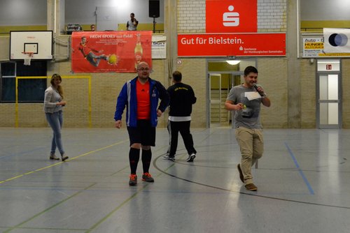 Glücklicher Schiedsrichter: Alexander Pethe gewann den Hauptpreis der Tombola, eine Ballonfahrt der Sparkasse der Homburgischen Gemeinde Glücklicher Schiedsrichter: Alexander Pethe gewann den Hauptpreis der Tombola, eine Ballonfahrt der Sparkasse der Homburgischen Gemeinde