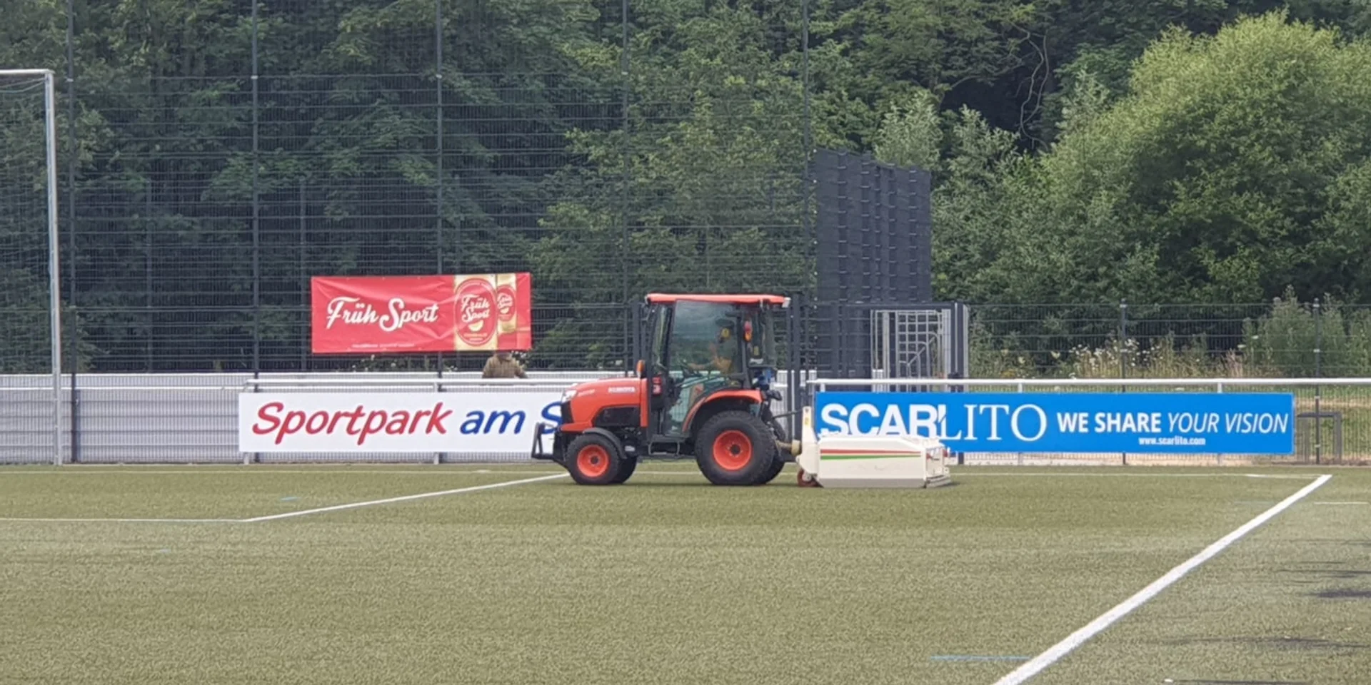 Am Sportplatz in Bielstein finden aktuell Reinigungsarbeiten statt