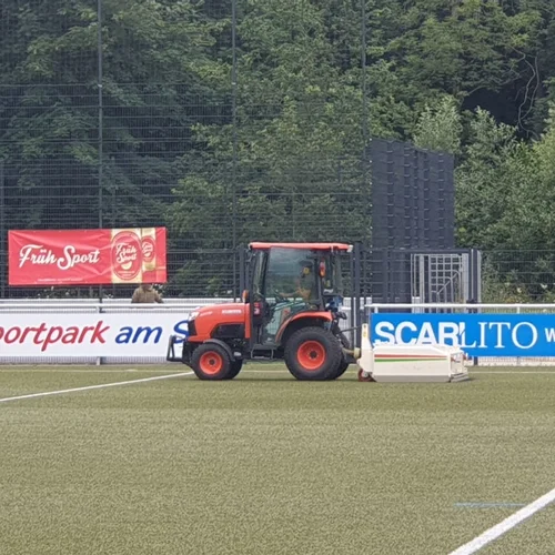 Am Sportplatz in Bielstein finden aktuell Reinigungsarbeiten statt