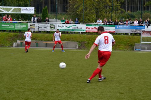 Typischer „Lottner“: die Nr. 8 des 1. FC Köln mit einem langen Ball Typischer „Lottner“: die Nr. 8 des 1. FC Köln mit einem langen Ball