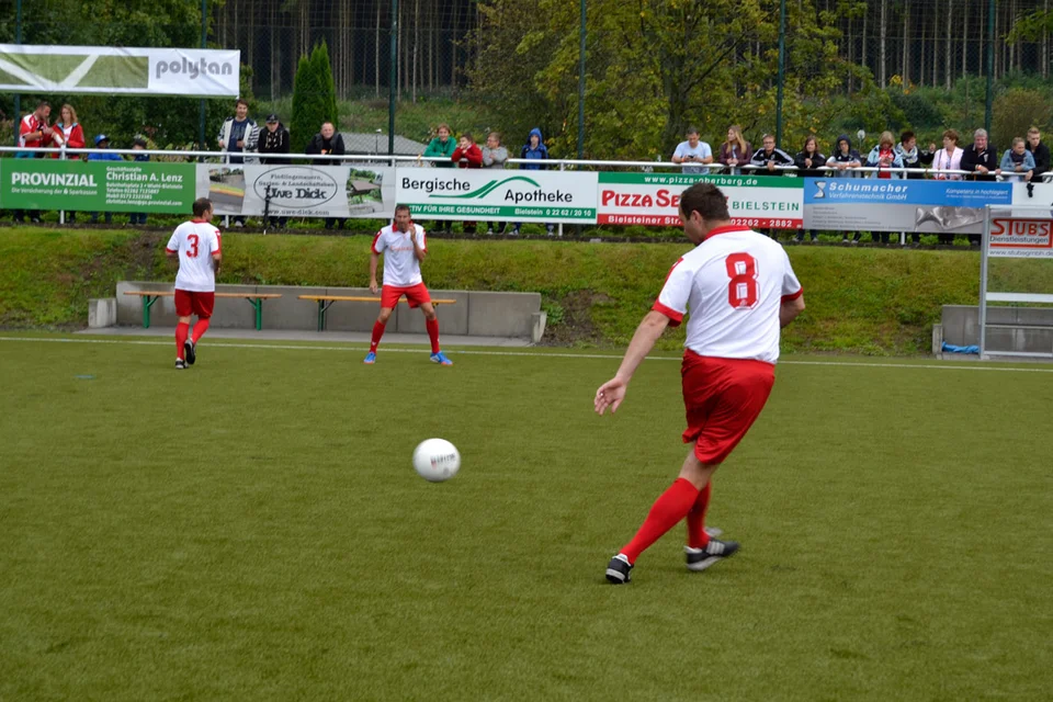Typischer „Lottner“: die Nr. 8 des 1. FC Köln mit einem langen Ball Typischer „Lottner“: die Nr. 8 des 1. FC Köln mit einem langen Ball