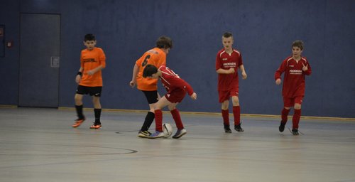 Dennis gewinnt den Zweikampf mit seinem Gegenspieler Dennis gewinnt den Zweikampf mit seinem Gegenspieler