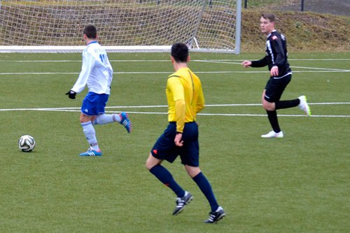 Einseitige Sache: Giuliano im Laufduell mit seinem Gegenspieler, beobachtet vom sehr guten Schiedsrichter Enes Öztürk Einseitige Sache: Giuliano im Laufduell mit seinem Gegenspieler, beobachtet vom sehr guten Schiedsrichter Enes Öztürk