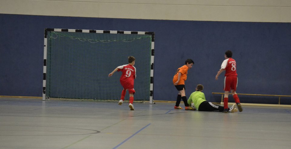 ... der den Ball im Nachgreifen sichert ... der den Ball im Nachgreifen sichert