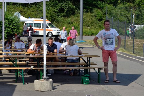 Alter Poser: Arthur Kampka unter dem Sonnenschirm Alter Poser: Arthur Kampka unter dem Sonnenschirm