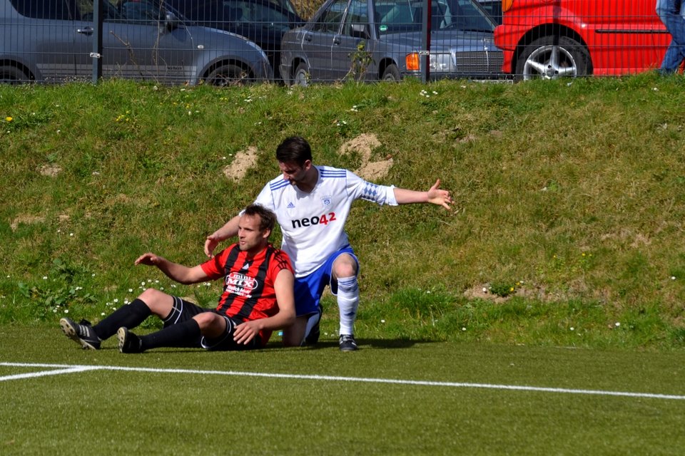 ... liebhaben - Kevin Müller im Duell mit seinem Gegenspieler