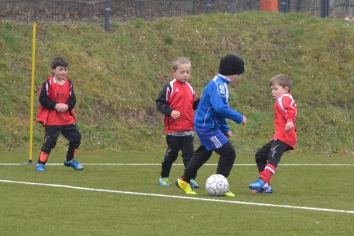 Alleine gegen drei: ein Elsenrother nimmt es mit gleich drei Gegenspielern auf - und setzt sich am Ende gekonnt durch