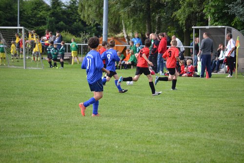 Gian-Luca Manueli spielt einen ungenauen Pass zu Sven Sadowski ... Gian-Luca Manueli spielt einen ungenauen Pass zu Sven Sadowski ...