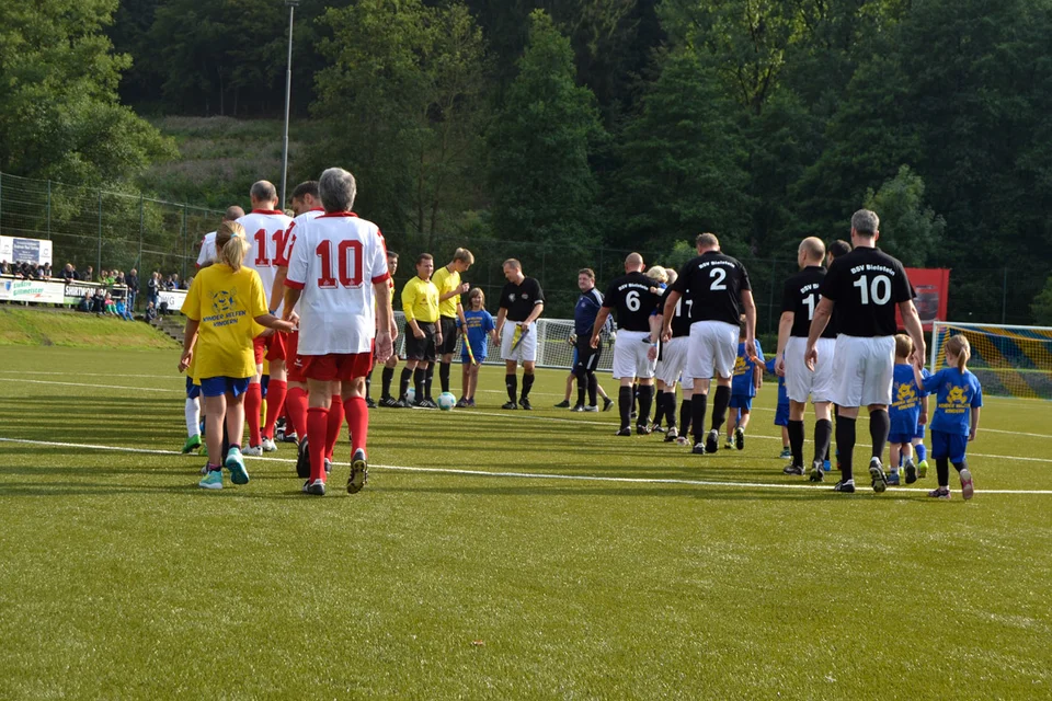 ... die Anfangsformation beider Teams ... die Anfangsformation beider Teams