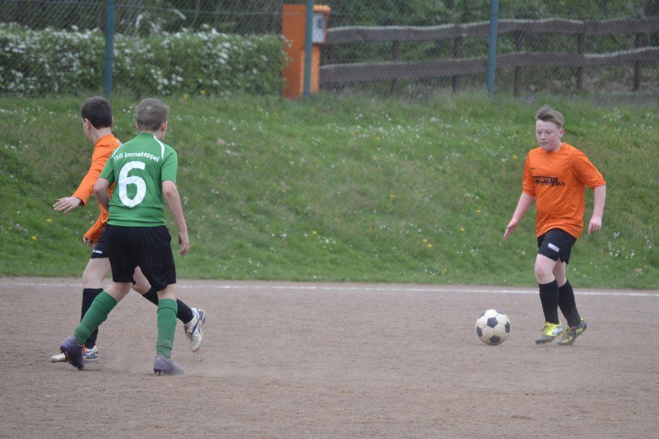 Max führt den Ball im Mittelfeld