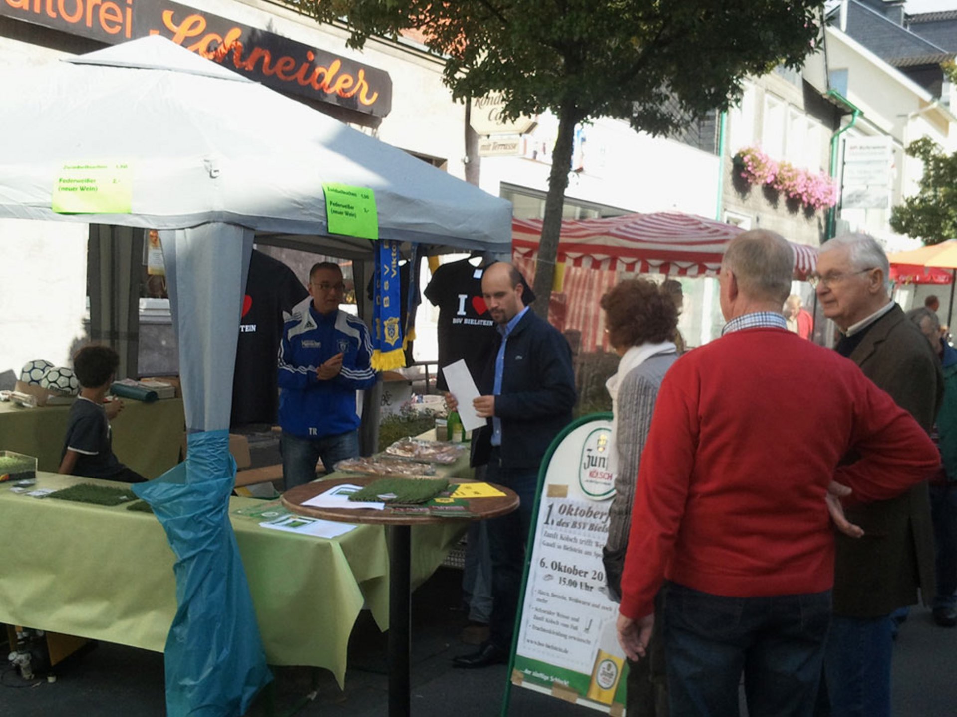 Zahlreiche Menschen fanden sich am Stand ein, um an Informationen unseres Vereins zu gelangen