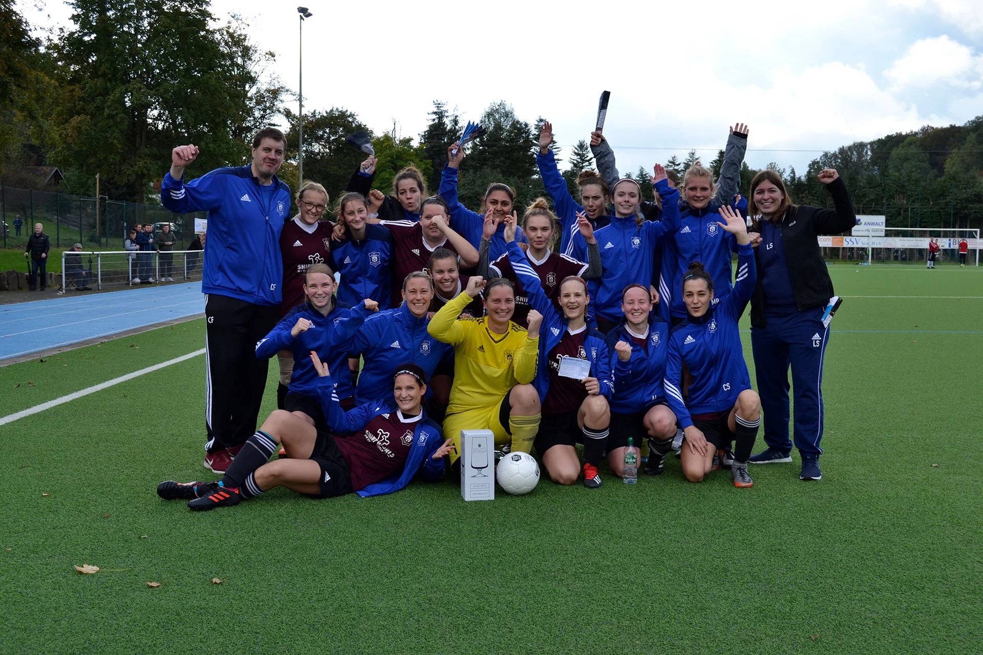 Kein Trübsal: Die Mannschaft um Trainer Carsten Fricke freute sich am Ende auch über den zweiten Platz