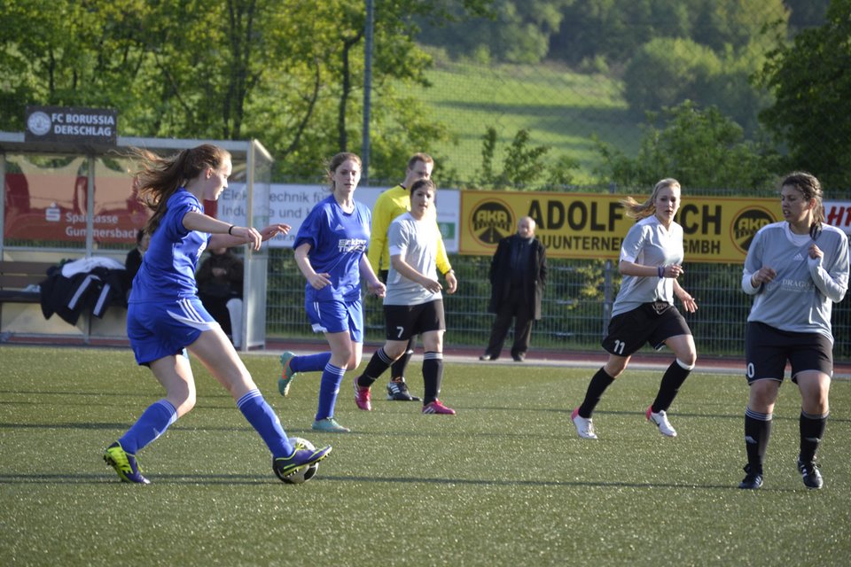 Jacqueline Holtz führt den Ball im Mittelfeld ...