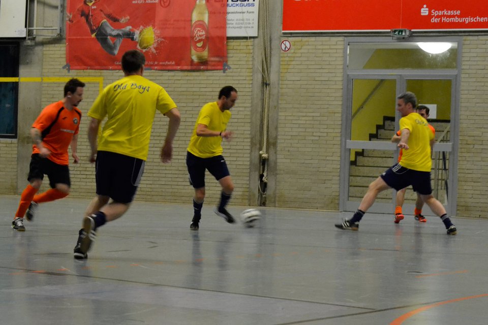 Mohamed Imharraf sah den einen oder anderen Ball doppelt und zielt auch hier am Ball vorbei Mohamed Imharraf sah den einen oder anderen Ball doppelt und zielt auch hier am Ball vorbei