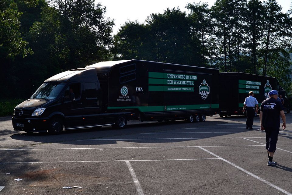 Um 9 Uhr war es schließlich soweit: die beiden DFB-Trucks kommen in Bielstein an