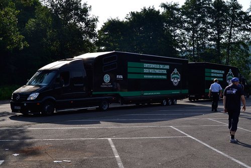 Um 9 Uhr war es schließlich soweit: die beiden DFB-Trucks kommen in Bielstein an Um 9 Uhr war es schließlich soweit: die beiden DFB-Trucks kommen in Bielstein an