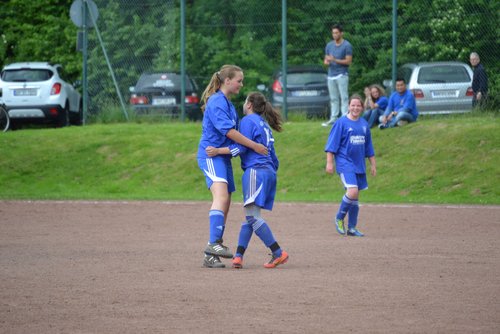 Anna und Jacy bejubeln den Schlusspfiff, der gleichbedeutend mit der Meisterschaft ist Anna und Jacy bejubeln den Schlusspfiff, der gleichbedeutend mit der Meisterschaft ist