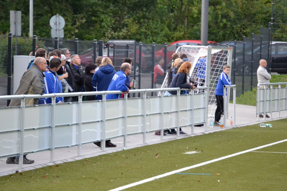 Trotz des nasskalten Wetters fanden sich einige Zuschauer in der Dr-Kind-Arena ein