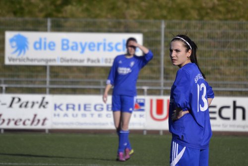 Jenny lauscht den Anweisungen der Trainer