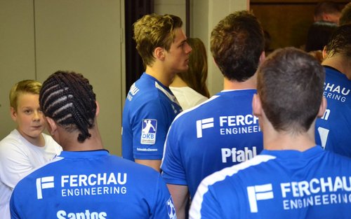 Die Spieler (wie hier Raul Santos) unterhielten sich kurz mit den Einlaufkindern Die Spieler (wie hier Raul Santos) unterhielten sich kurz mit den Einlaufkindern
