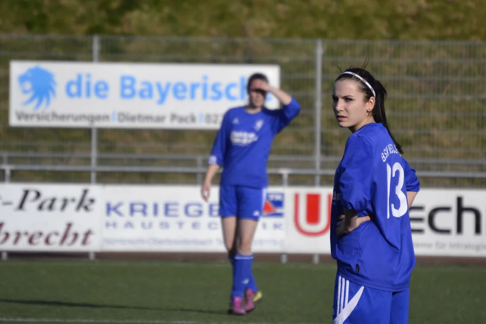 Jenny lauscht den Anweisungen der Trainer
