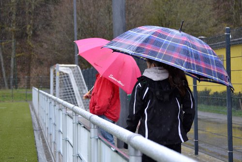 Aufmerksame Zaungäste: Vivian Schulte und Annalena Müllenmeister schauten sich das Spiel mehr oder weniger genau an Aufmerksame Zaungäste: Vivian Schulte und Annalena Müllenmeister schauten sich das Spiel mehr oder weniger genau an