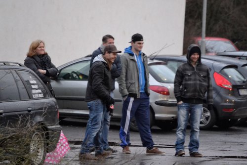 Trotz nasskalten Wetters auch heute wieder dabei: die treuesten aller treuen Fans Trotz nasskalten Wetters auch heute wieder dabei: die treuesten aller treuen Fans