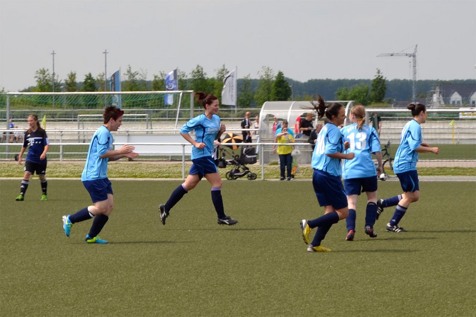 Jubel nach dem frühen 1:0: die Damen freuen sich über das Tor von Katrina Schneider