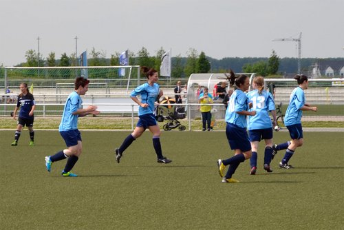 Jubel nach dem frühen 1:0: die Damen freuen sich über das Tor von Katrina Schneider Jubel nach dem frühen 1:0: die Damen freuen sich über das Tor von Katrina Schneider