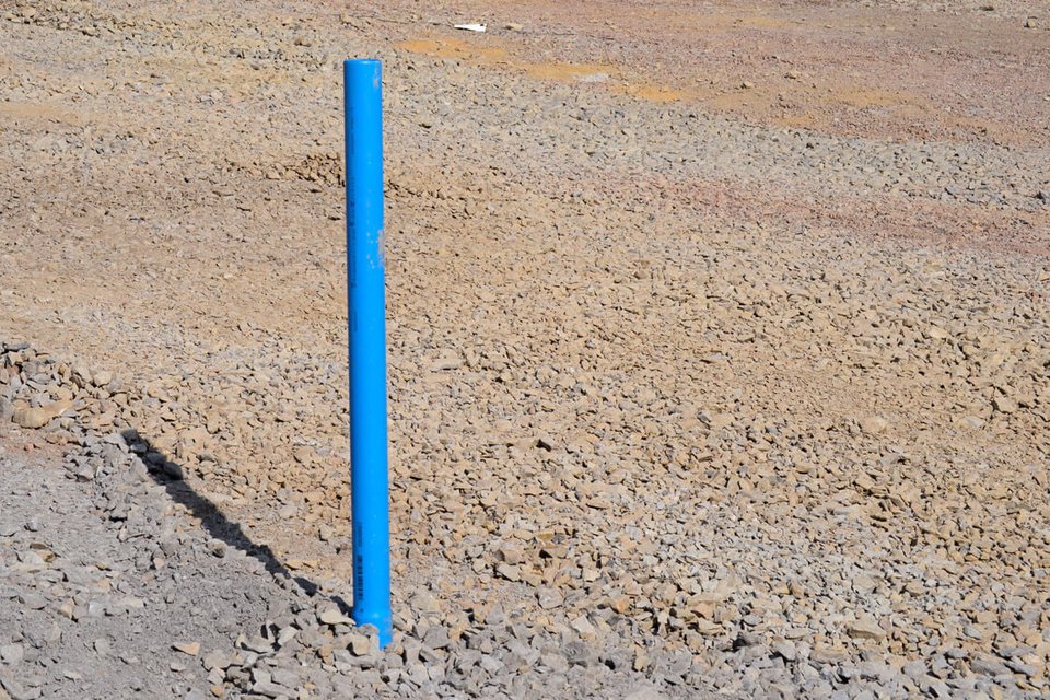 Diese blauen Rohre dienen dem Ablauf-System unseres neuen Platzes Diese blauen Rohre dienen dem Ablauf-System unseres neuen Platzes