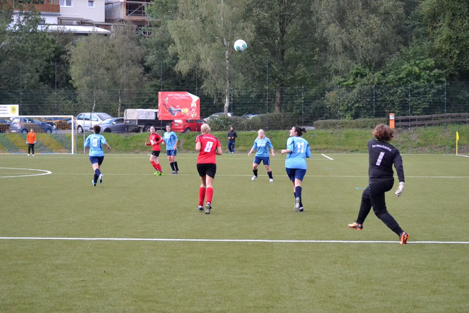Langes Ding: die Eulenthaler Torhüterin schlägt den Ball weit in die Bielsteiner Hälfte Langes Ding: die Eulenthaler Torhüterin schlägt den Ball weit in die Bielsteiner Hälfte