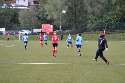 Langes Ding: die Eulenthaler Torhüterin schlägt den Ball weit in die Bielsteiner Hälfte Langes Ding: die Eulenthaler Torhüterin schlägt den Ball weit in die Bielsteiner Hälfte