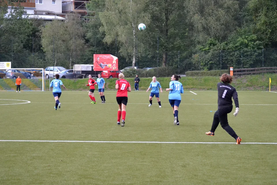 Langes Ding: die Eulenthaler Torhüterin schlägt den Ball weit in die Bielsteiner Hälfte Langes Ding: die Eulenthaler Torhüterin schlägt den Ball weit in die Bielsteiner Hälfte