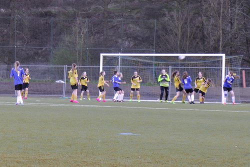 Vollkommen frei: Christin Siegmund darf den Ball unbedrängt zum 2:2 Ausgleich ins Tor köpfen