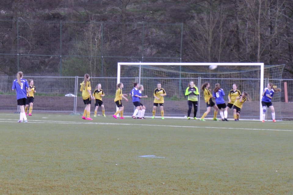 Vollkommen frei: Christin Siegmund darf den Ball unbedrängt zum 2:2 Ausgleich ins Tor köpfen