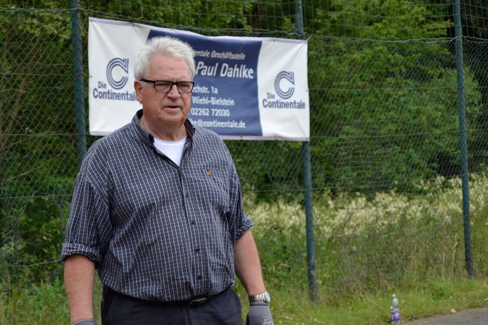 Zufriedener Blick: Lothar Vollmer begutachtet die geleistete Arbeit Zufriedener Blick: Lothar Vollmer begutachtet die geleistete Arbeit