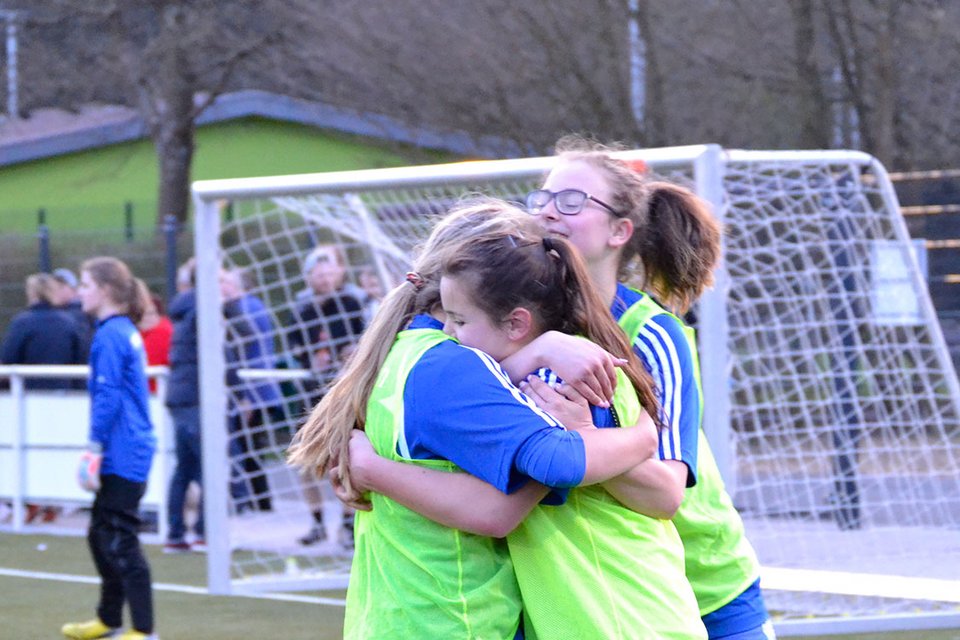 Herzliche Umarmung: Christin Siegmund, Annalena Müllenmeister und Linda Nickel Herzliche Umarmung: Christin Siegmund, Annalena Müllenmeister und Linda Nickel