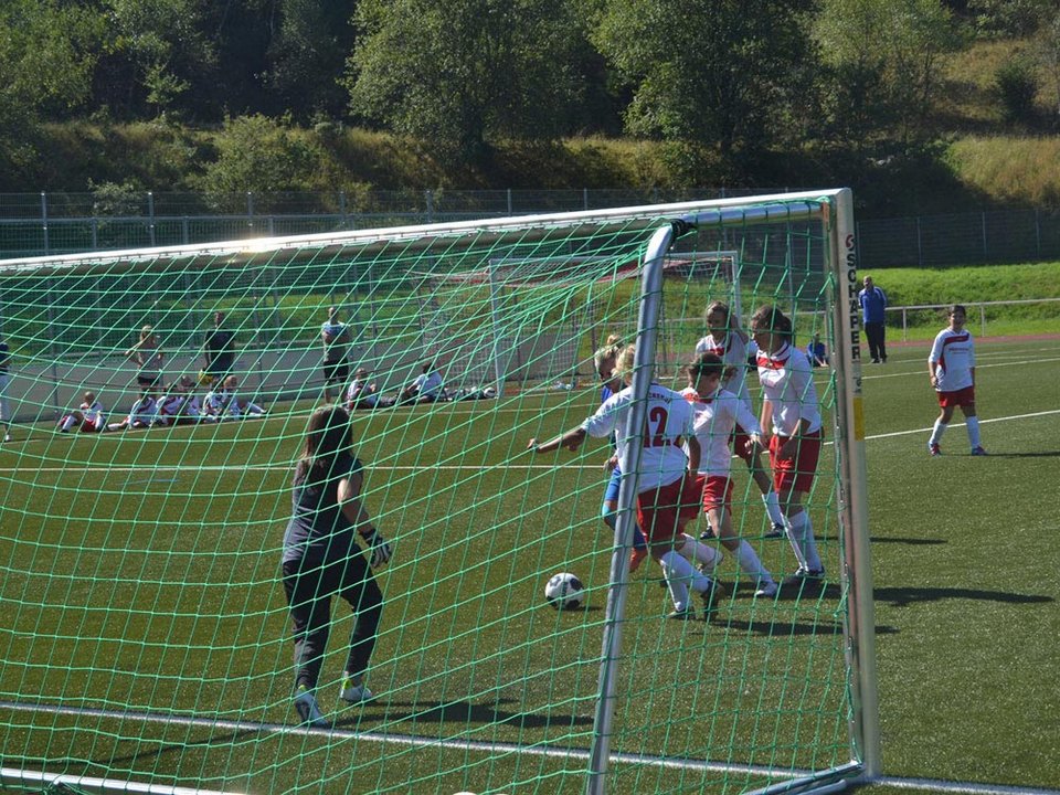 Getümmel vor dem Bielsteiner Strafraum: Sarah setzt sich gegen drei Gegenspielerinnen durch Getümmel vor dem Bielsteiner Strafraum: Sarah setzt sich gegen drei Gegenspielerinnen durch