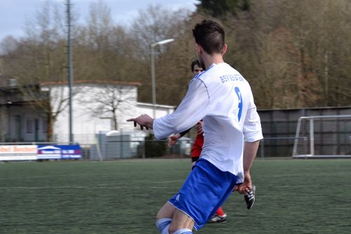 In zahlreichen Eins-gegen-Eins-Duellen versuchte Kevin Müller, seine Schnelligkeit auszuspielen In zahlreichen Eins-gegen-Eins-Duellen versuchte Kevin Müller, seine Schnelligkeit auszuspielen