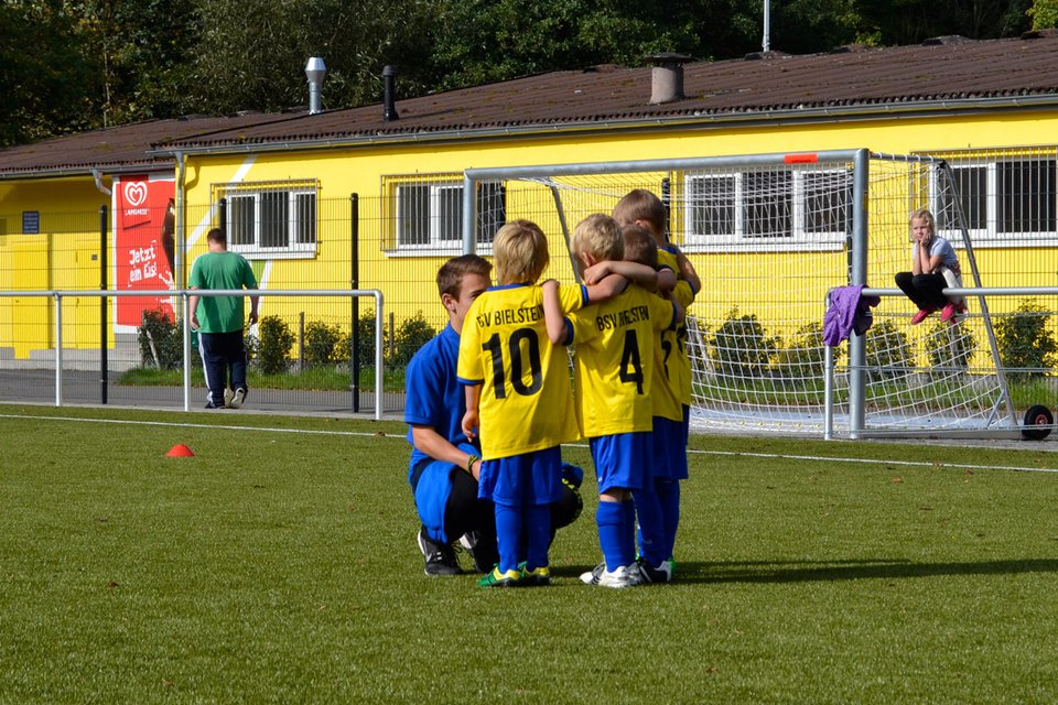 Kleine Männer ganz groß: die Bambinis des BSV Bielstein lauschen den Worten ihres Trainers Sven Sadowski