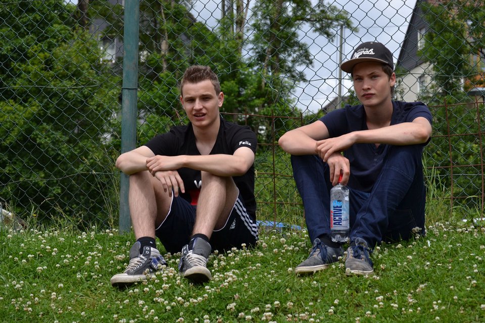 Felix Bröcher und Nico Nördtling verfolgen das Spiel auf der Wiese