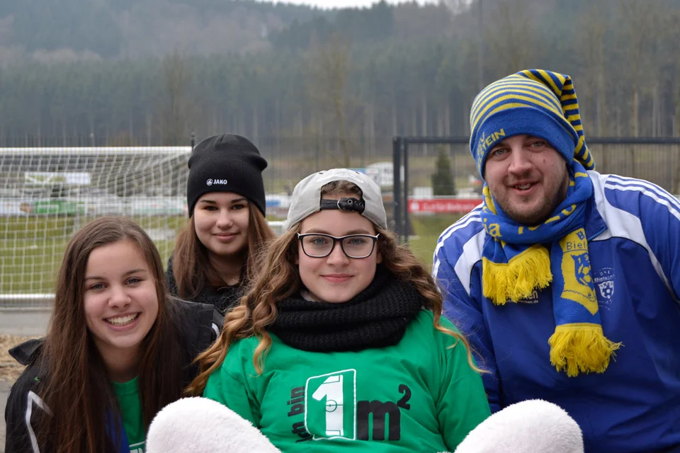 Gruppenfoto der Spielerinnen mit dem Trainer, Teil 1 Gruppenfoto der Spielerinnen mit dem Trainer, Teil 1