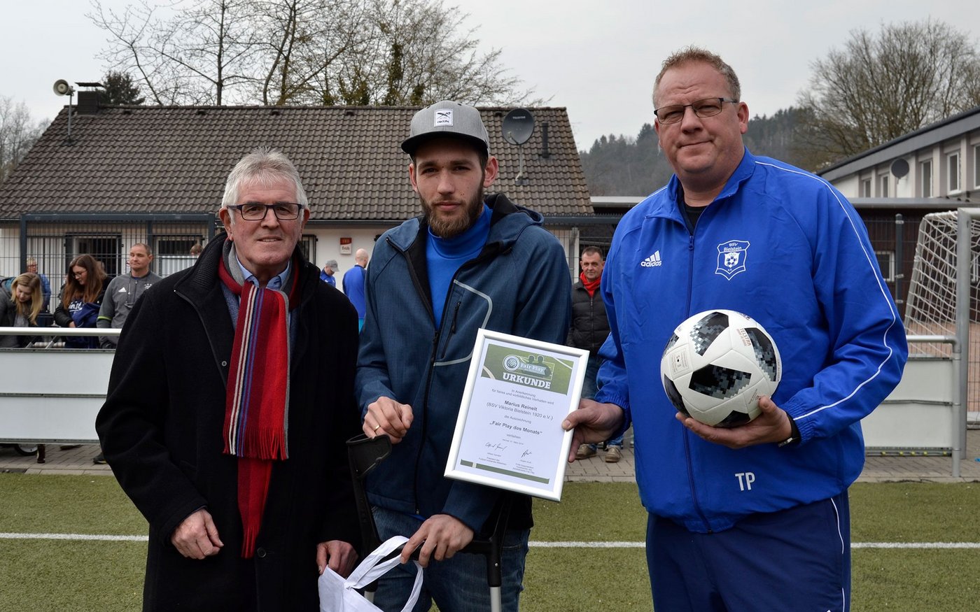 Marius Reinelt (Mitte) bekam in Anwesenheit seines Trainers Thorsten Prangenberg (rechts) von Rolf Müller (links) den Fair Play Preis des Fußballverbands Mittelrhein überbracht