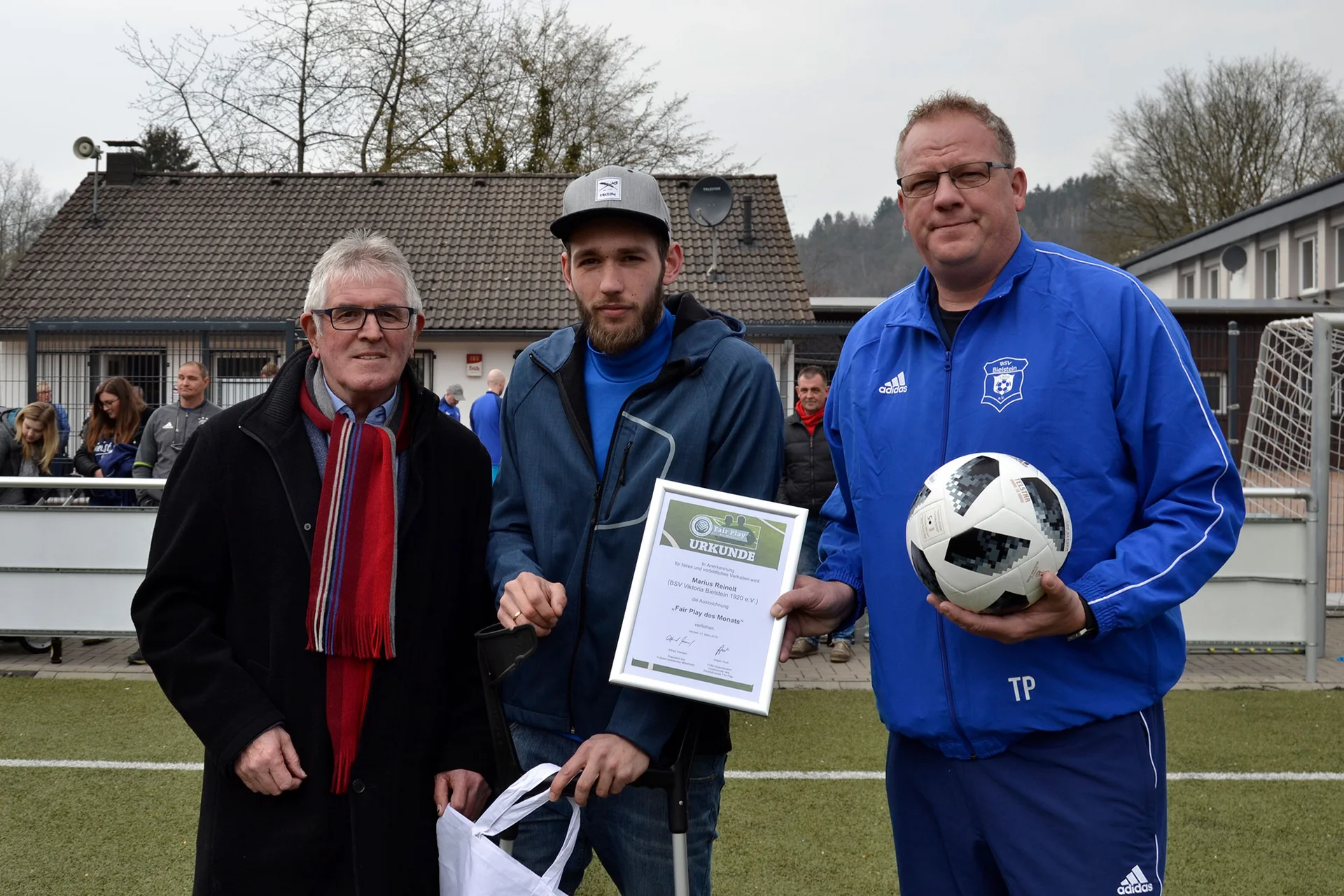 Marius Reinelt (Mitte) bekam in Anwesenheit seines Trainers Thorsten Prangenberg (rechts) von Rolf Müller (links) den Fair Play Preis des Fußballverbands Mittelrhein überbracht