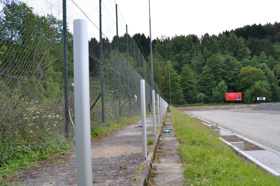 Auch die Stangen für das Geländer wurden bereits eingelassen Auch die Stangen für das Geländer wurden bereits eingelassen