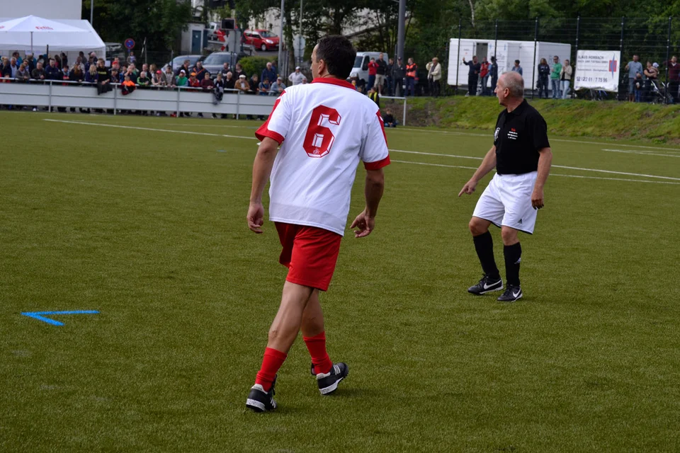Defensiv stark eingebunden: Michael Hüller bewacht seinen Gegenspieler Defensiv stark eingebunden: Michael Hüller bewacht seinen Gegenspieler