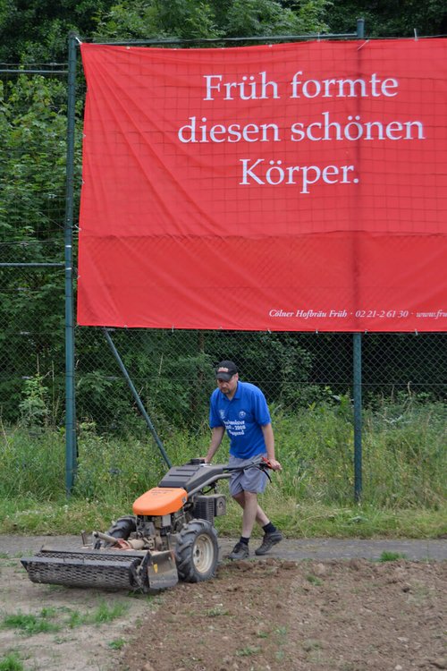 Holger Thönes lockerte den Boden mit einer Maschine auf Holger Thönes lockerte den Boden mit einer Maschine auf
